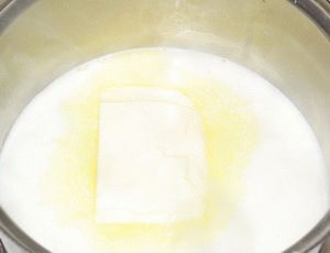 сливочное масло в кипящем молоке